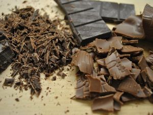 Wajib Tahu! Tips Mudah Memotong Cokelat Batangan